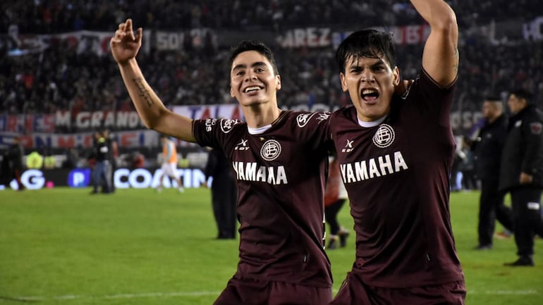 Almirón y Gómez, con la camiseta de Lanús.