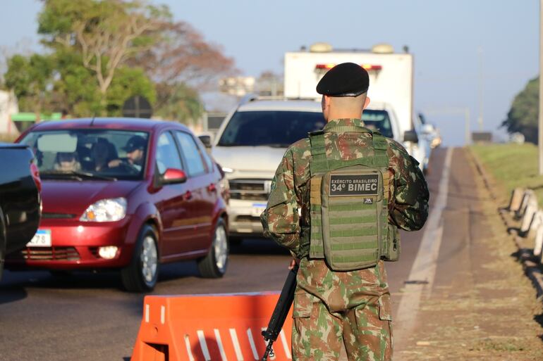 Los militares intensificaron los controles en las principales rutas del país vecino.