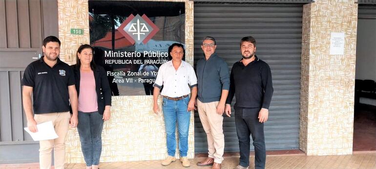 El grupo de concejales municipales de Ybycuí que presentó la denuncia ante el Ministerio Público.