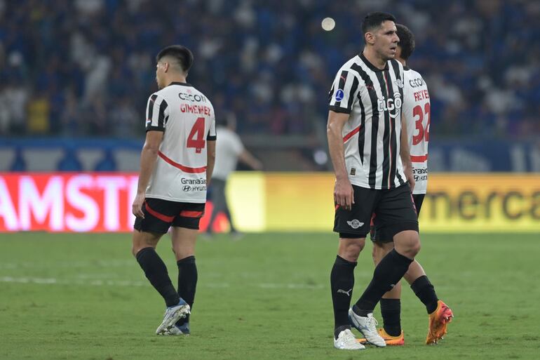 Los jugadores de Libertad lamentan la eliminación de la Copa Sudamericana 2024 después de empatar con Cruzeiro por la revancha de los cuartos de final en el estadio Mineirao, En Belo Horizonte, Brasil. 
