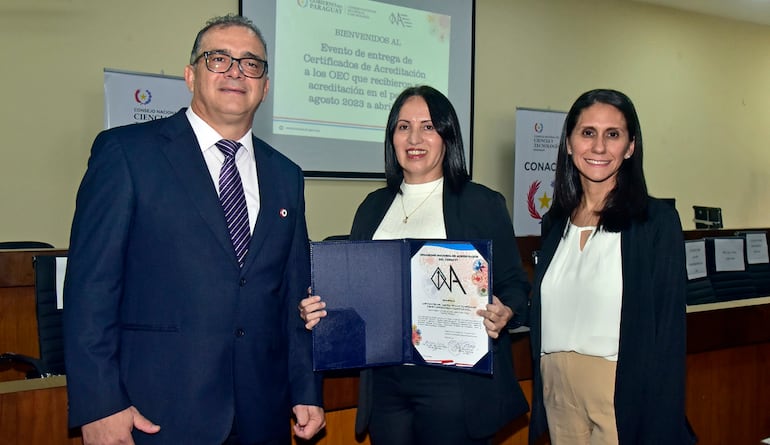 Víctor González, Marta Olmedo y Laura Núñez muestran la certificación internacional otorgada por el Organismo Nacional de Acreditación (ONA) del Conacyt.