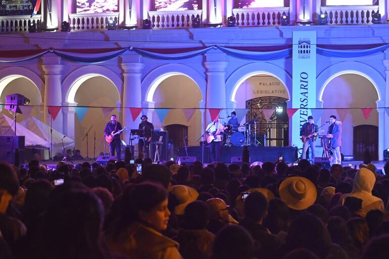 Frente al Centro Cultural de la República El Cabildo, se montó el escenario en donde varios artistas hicieron su presentación.