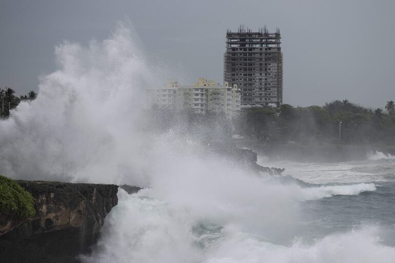 Intenso oleaje en el malecón, ante el avance del huracán Beryl, este martes en Santo Domingo (República Dominicana). Miles de personas se encuentran sin servicio eléctrico este miércoles en la República Dominicana a causa de los efectos del huracán Beryl, el peligroso huracán de categoría 4 que avanza hacia Jamaica, que han afectado la distribución y generación eléctrica, según las autoridades.