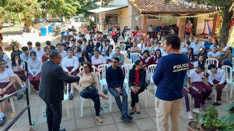 Momento en que el supervisor, Félix Segovia, interviene en el conversatorio realizado con la policía nacional sobre drogas en la Escuela San Juan de San Antonio.