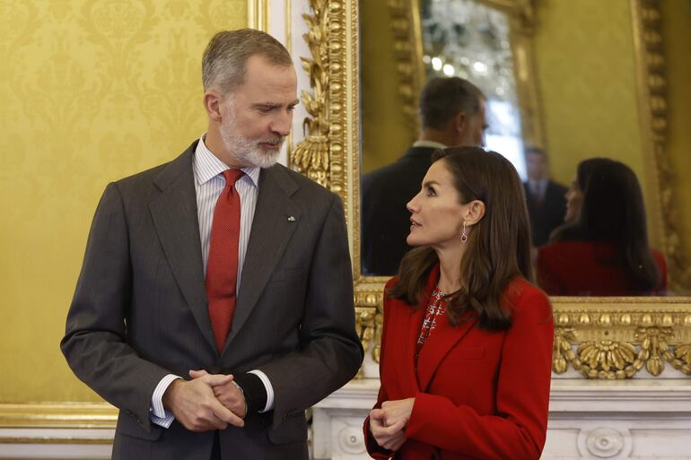 El rey Felipe VI y la reina Letizia antes de recibir a los participantes a la reunión anual del Patronato del Instituto Cervantes, celebrada hace unos días en el Palacio Real De Aranjuez.