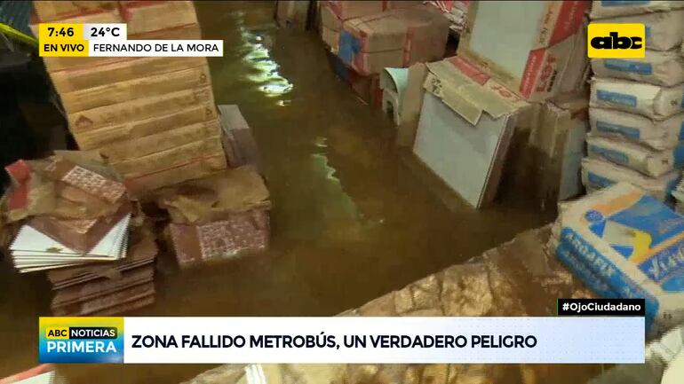 Las aguas de lluvias llegan a ingresar a los comercios  y afectan las mercaderías de los comerciantes que siguen trabajando en la zona del fracasado Metrobús. 