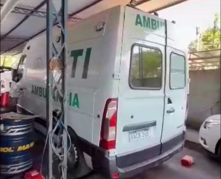 Una de las ambulancias descompuesta en un taller de Ciudad del Este.