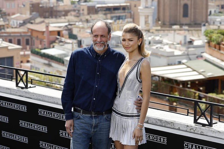 El director italiano Luca Guadagnino y la actriz Zendaya posan felices en la presentación de 'Challengers', en Roma. (EFE/EPA/FABIO FRUSTACI
