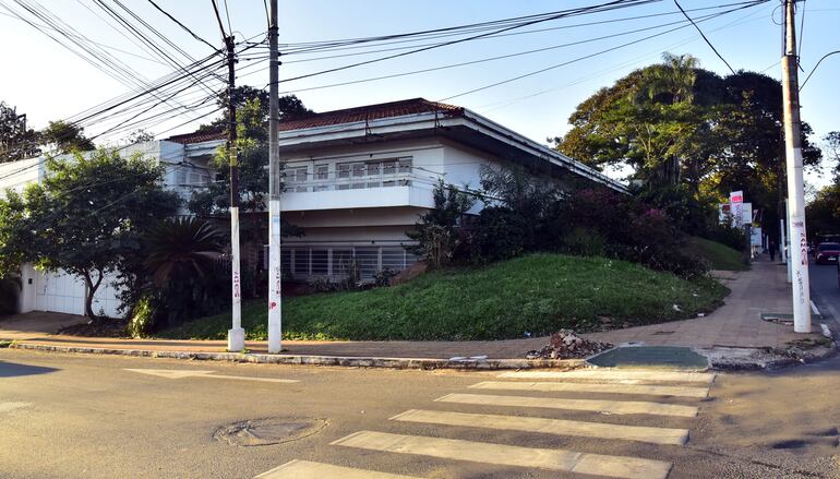 La casa Kostianosky  está ubicada sobre República Argentina y Alfredo Seiferheld. Es una de las ícónicas obras del fallecido arquitecto Genaro Espínola Tami, más conocido como Pindú.