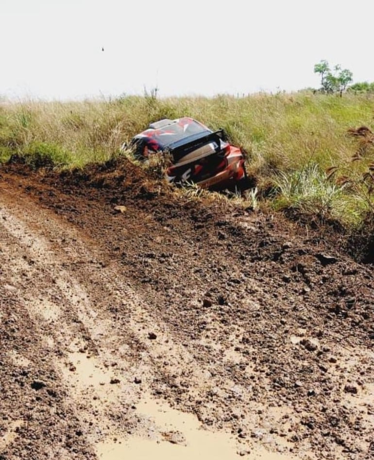 El Toyota GR Yaris Rally2 de Alejandro Galanti y Marcelo Toyotoshi tuvo un fuera de pista y cayó a una zanja, donde no pudo salir y tuvo que abandonar. (Foto, redes sociales).