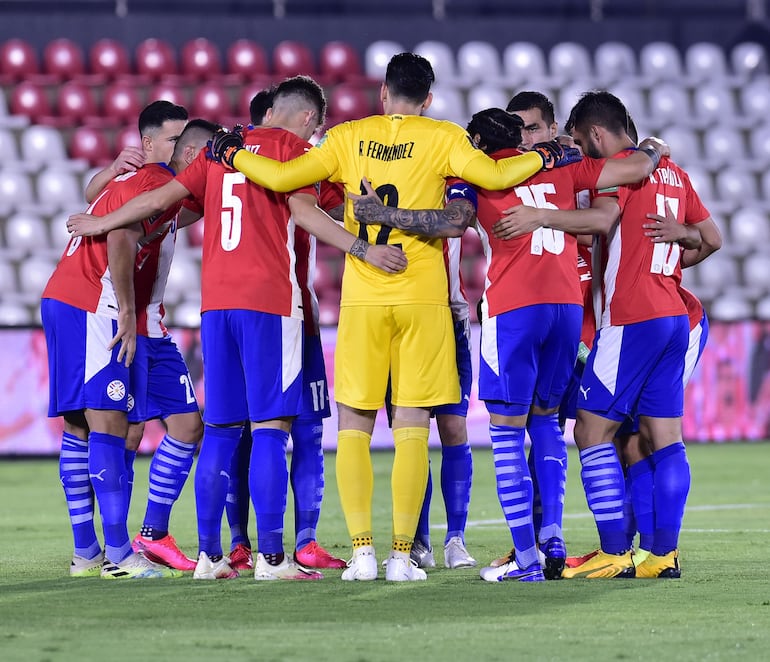 Los jugadores de la selección paraguaya en la charla previa al partido contra Perú por las Eliminatorias Sudamericanas al Mundial Qatar 2022 en el estadio Defensores del Chaco, en Asunción. 