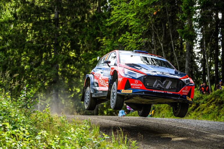 Gran salto del Hyundai i20 N Rally2 de Fau Zaldívar y Marcelo der Ohannesian durante la etapa de hoy.