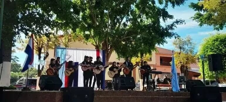 Los jóvenes se preparan para ofrecer emocionantes presentaciones artísticas.