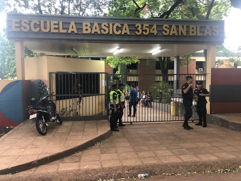 Policías montan guardia frente a la Escuela San Blas, mejor conocida como "Escuela Guasu" de Ciudad del Este. (Foto archivo)