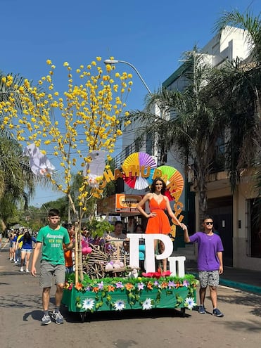 Con un desfile de carrozas celebran la llegada de la primavera en Caacupé.