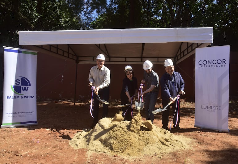 Ing. Carlos Wenz, Helena Park, Ing. Robertino Ruffinelli y Juan Lee, directivos de Salum & Wenz y de Concor Desarrollos, dieron palada inicial a la obra.