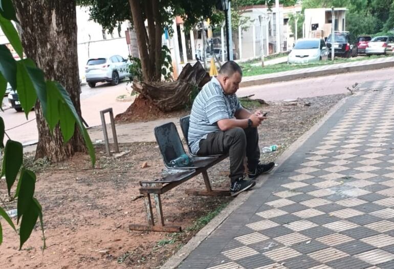 Así esperan los familiares de los pacientes en el Hospital Central del IPS.