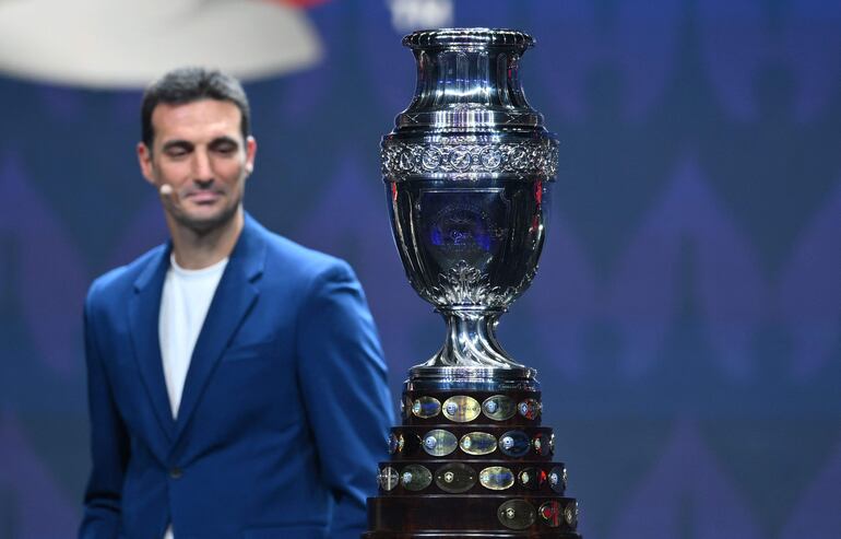 Lionel Scaloni, entrenador de la selección argentina, observa el trofeo de la Copa América durante el sorteo del certamen en Miami, Estados Unidos.