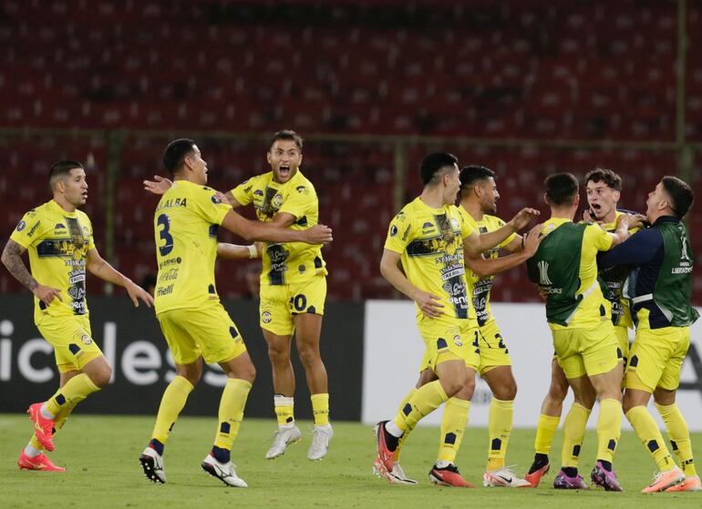 Reconocimiento para el goleador, Tomás  Rayer, quien le  dio anoche la clasificación a Trinidense. (Foto: Conmebol)