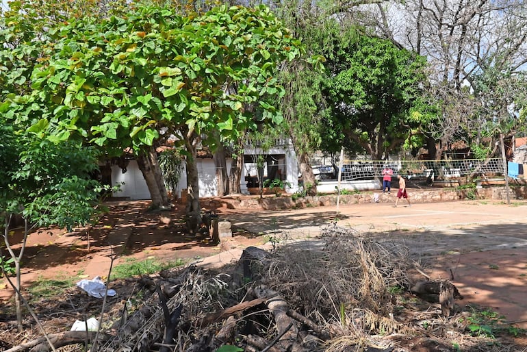 Una cancha de vóley se ve dentro del predio, ubicado en Lambaré. 