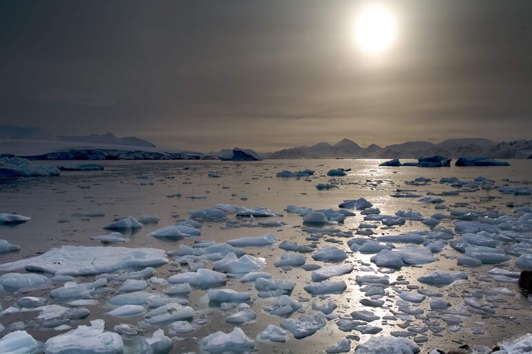 El deshielo de la Antártida Occidental, y la consiguiente subida del nivel del mar que acarreará, es ya "inevitable", pero un estudio indica que, manteniendo el calentamiento global por debajo de 1,5 grados, este proceso se produciría menos rápido y las comunidades costeras tendrían hasta 50 años para adaptarse. Un estudio del British Antarctic Survey (BAS) publicado este lunes en la revista Nature Climate Change subraya que el deshielo de la capa occidental de la Antartida y la consecuente subida de nivel del mar que provocaría a nivel global ya no es una cuestión de "si", sino de "con qué rapidez".