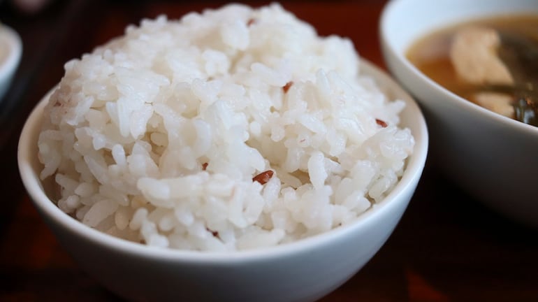 Un arroz recalentado, a efectos de digestión y sensación de saciedad, no se comporta como un alimento rico en hidratos de carbono complejos que dan sensación de saciedad, sino como una fuente de hidratos de carbono simple, de digestión más rápida. 