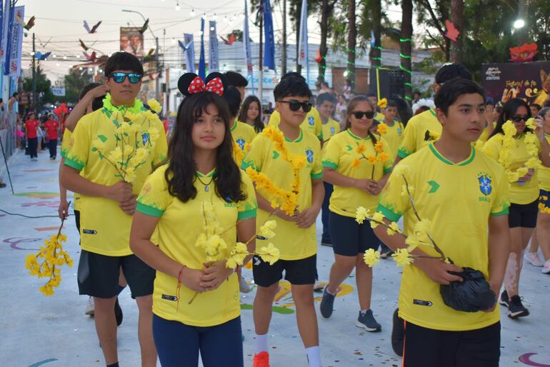 Desfile en Villarrica por el día de la primavera y la juventud.