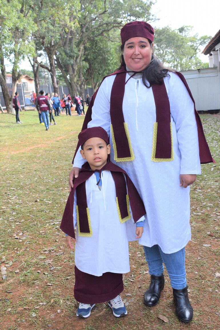 Yanny Zárate y su hijo Enmanuel, llegaron como promeseros para agradecer por los favores recibidos.