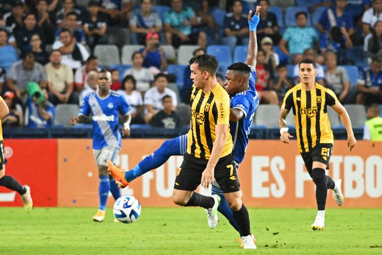 El mediocampista de Guaraní, Néstor Camacho (al frente), lucha por el balón con el defensor de Emelec, Bryan Carabali, durante el partido de vuelta de la fase de grupos de la Copa Sudamericana entre Emelec de Ecuador y Guaraní de Paraguay en el estadio George Capwell en Guayaquil, Ecuador, el 7 de junio de 2023.