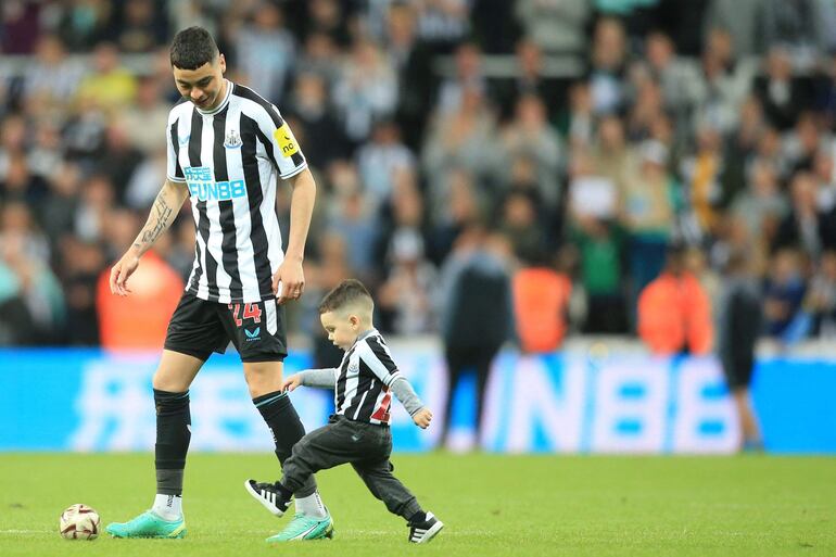 El paraguayo Miguel Almirón en compañía de su hijo después del partido del Newcastle contra el Leicester por la Premier League en el St James' ParK, en Newcastle.