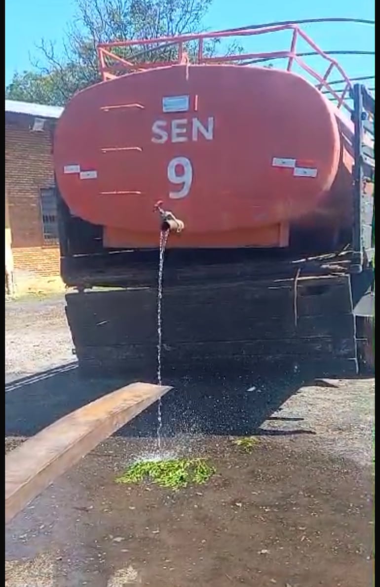 Varios camiones en fechas diferentes fueron fotografiados mientras derramaban el agua tan necesaria en el Chaco.