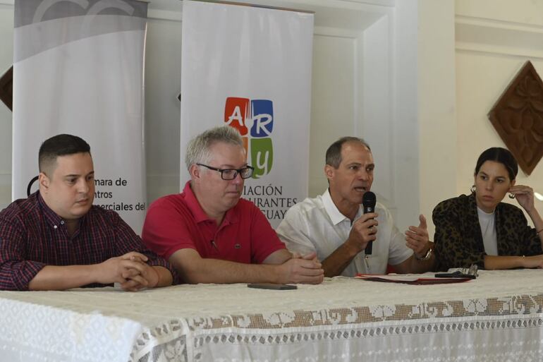 Eugenio Caje, Oliver Gayet, Jorge Mendelzon y Josefina Otero