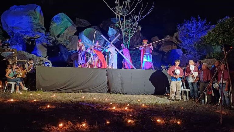 Los actores se presentaron con indumentaria alegórico al momento de la pasión, muerte y resurrección de Jesús.