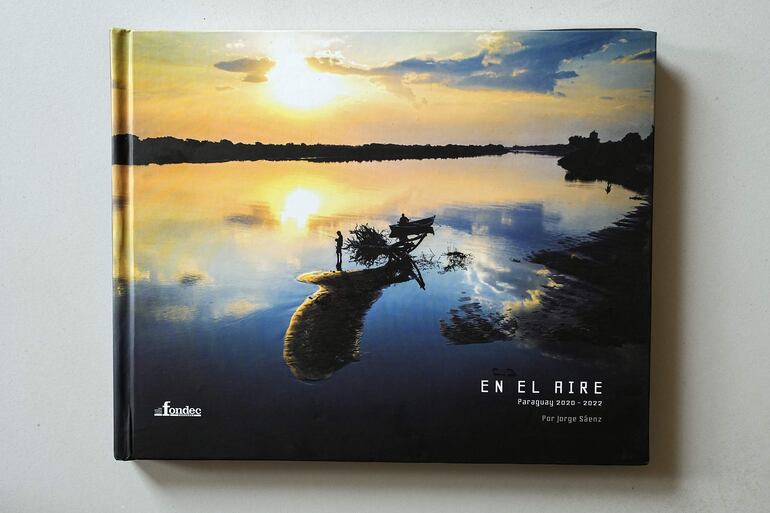 Portada del libro "En el Aire", del fotógrafo Jorge Sáenz, que será presentado hoy en la galería Fuga.