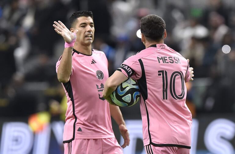 Riyadh (Saudi Arabia), 29/01/2024.- Lionel Messi (R) of Inter Miami celebrates with teammate Luis Suarez after scoring during the Riyadh Season Cup 2024 match between Al Hilal and Inter Miami in Riyadh, Saudi Arabia, 29 January 2024. (Arabia Saudita) EFE/EPA/STR
