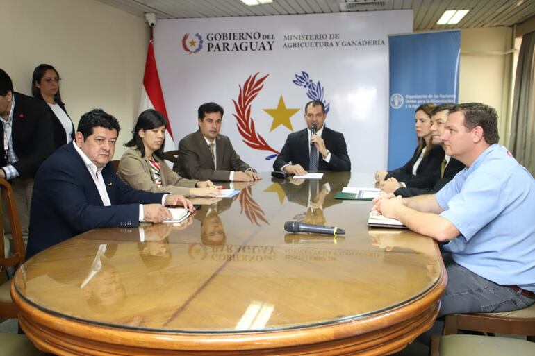 El ministro de Agricultura, Dr. Carlos Giménez (centro); a su derecha, el viceministro  Marcelo González; a la izquierda del ministro, la Ing. Amanda León, titular del CAH, con representantes de la lechería y de la producción banandera, este martes, en el MAG.