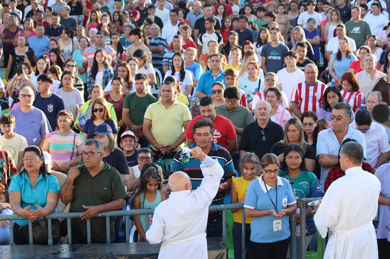 Importante concurrencia de feligreses en la explanada de la basilica de Caacupé.