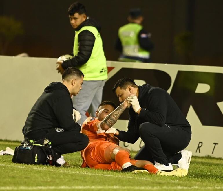 Imágenes muy fuertes del momento en el que Gastón Olveira abandonaba la cancha del Antonio Aranda