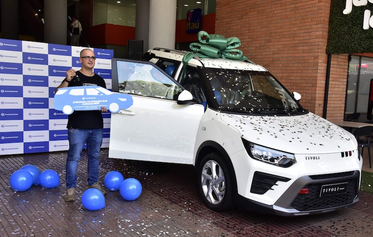 Luis Roa recibió las llaves de su flamante camioneta 0km.