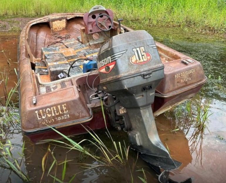 La embarcación cargada con marihuana fue abandonada en el lago de Itaipú.