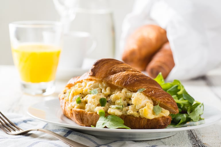 Pan relleno con huevos.