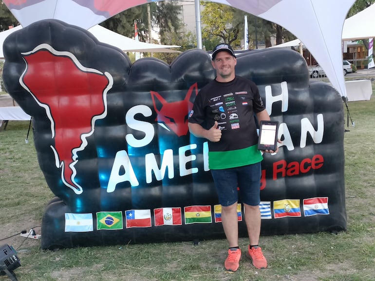 Gido Krahn posando en el vivac de San Rafael, provincia de Mendoza, en la previa del arranque del rally-raid argentino.