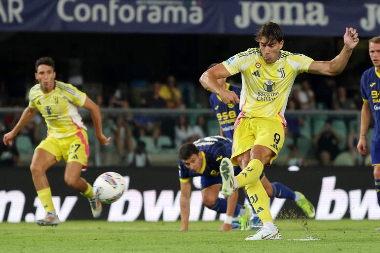 Verona (Italy), 26/08/2024.- Juventus' Dusan Vlahovic scores the 0-3 goal during the Italian Serie A soccer match between Hellas Verona and Juventus FC, in Verona, Italy, 26 August 2024. (Italia) EFE/EPA/FILIPPO VENEZIA
