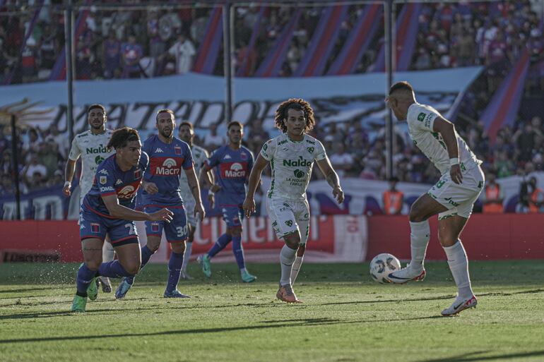 Alfredo Ramón Amarilla (centro) tuvo su estreno con la camiseta de Sarmiento de Junín.