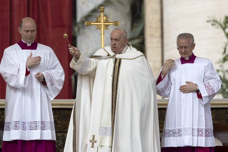 El Papa Francisco dirige la misa de Pascua en la Plaza de San Pedro, Ciudad del Vaticano, este domingo.-EFE/MASSIMO PERCOSSI