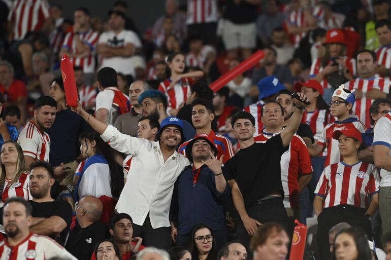 Los hinchas de Paraguay en la previa del partido frente a Argentina por las Eliminatorias Sudamericanas 2026 en el estadio Defensores del Chaco, en Asunción.