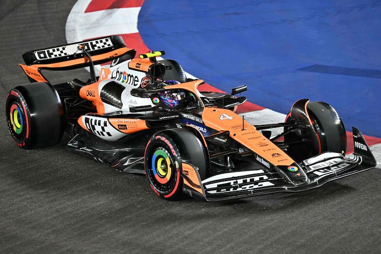 El monoplaza McLaren del inglés Lando Norris durante la clasificación del Gran Premio de Singapur 2024 en el Circuito Urbano de Marina Bay.