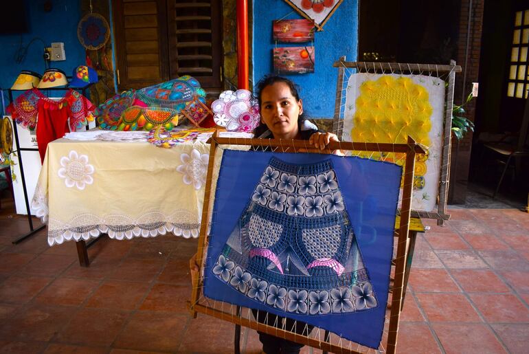 Las artesanas se preparan para la exposición artesanal en Semana Santa.