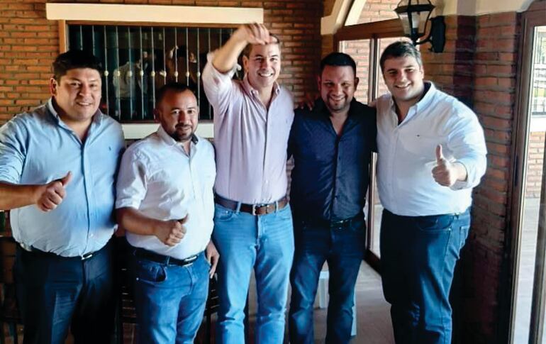 Los intendentes, Raul Nardelli de R.I 3 Corrales, Fabio Benítez de Celio Báez, el precandidato Santiago Peña, Arturo Rey Jara de Yhú y Marcos Benítez de Coronel Oviedo.