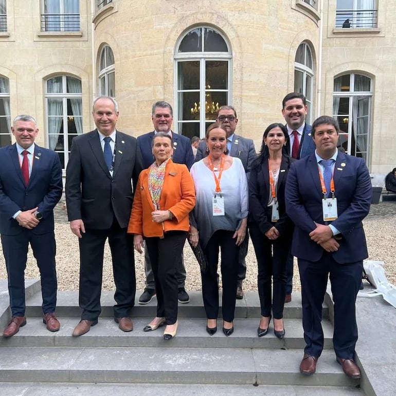 El director Sanidad, Identificación y Trazabilidad del ente, Dr. Víctor Maldonado,  el presidente de la OMSA, Dr. Hugo Federido Idoyaga; la embajadora de la buena voluntad de la OMSA, Doña Maris LLorens, la embajadora de Paraguay en Francia, Cynthia María Filártiga, el presidente de la Asociación Rural del Paraguay (ARP), Dr. Daniel Prieto, la presidente de la Cámara Paraguaya de Laboratorios de Productos Veterinarios, Lic. Edith Gamarra, el presidente de la Fundassa, Dr. Mario Apodaca; el presidente de Senacsa, Dr. José Carlos Martin;  el director ejecutivo de Fundassa, Dr. Alejandro Aguilera.